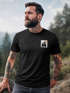 Herren T-Shirt mit Wald-Logo Outdoor Badge Naturmotiv Sommer Fashion Streetstyle Grafikshirt Kurzarm Baumwolle Neverless®preview