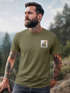 Herren T-Shirt mit Wald-Logo Outdoor Badge Naturmotiv Sommer Fashion Streetstyle Grafikshirt Kurzarm Baumwolle Neverless®preview