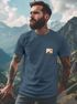 Herren T-Shirt Outdoor Adventure Printshirt Brustlogo Natur Berge Wandern Fashion Streetstyle Neverless®preview