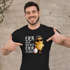 Herren T-Shirt Statement Spruch - Eier sucht man nicht, Eier hat Mann - Funshirt Grafik Print -Baumwolle Moonworks®preview
