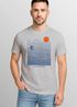 Herren T-Shirt Surfshirt mit Wellenlinien, Sonne & Surfer Motiv – Sommer Grafikshirt im minimalistischen Look Fashion Streetstyle Neverless®preview