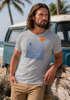 Herren T-Shirt Surfshirt mit Wellenlinien, Sonne & Surfer Motiv – Sommer Grafikshirt im minimalistischen Look Fashion Streetstyle Neverless®preview