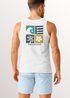 Herren Tank-Top Backprint mit Sommer Symbol Print - Ärmelloses Shirt mit Wellen-, Sonnen- und Blumen-Grafik – Streetwear Muskelshirt Neverless®preview