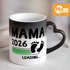 Kaffee-Tasse Herzhenkel {style_variation_string} 2026 loading Thermoeffekt Zaubertasse Geschenk-Tasse für werdende {style_variation_string} - Bekanntgabe Ankündigung Schwangerschaft Geburt Baby MoonWorks®preview