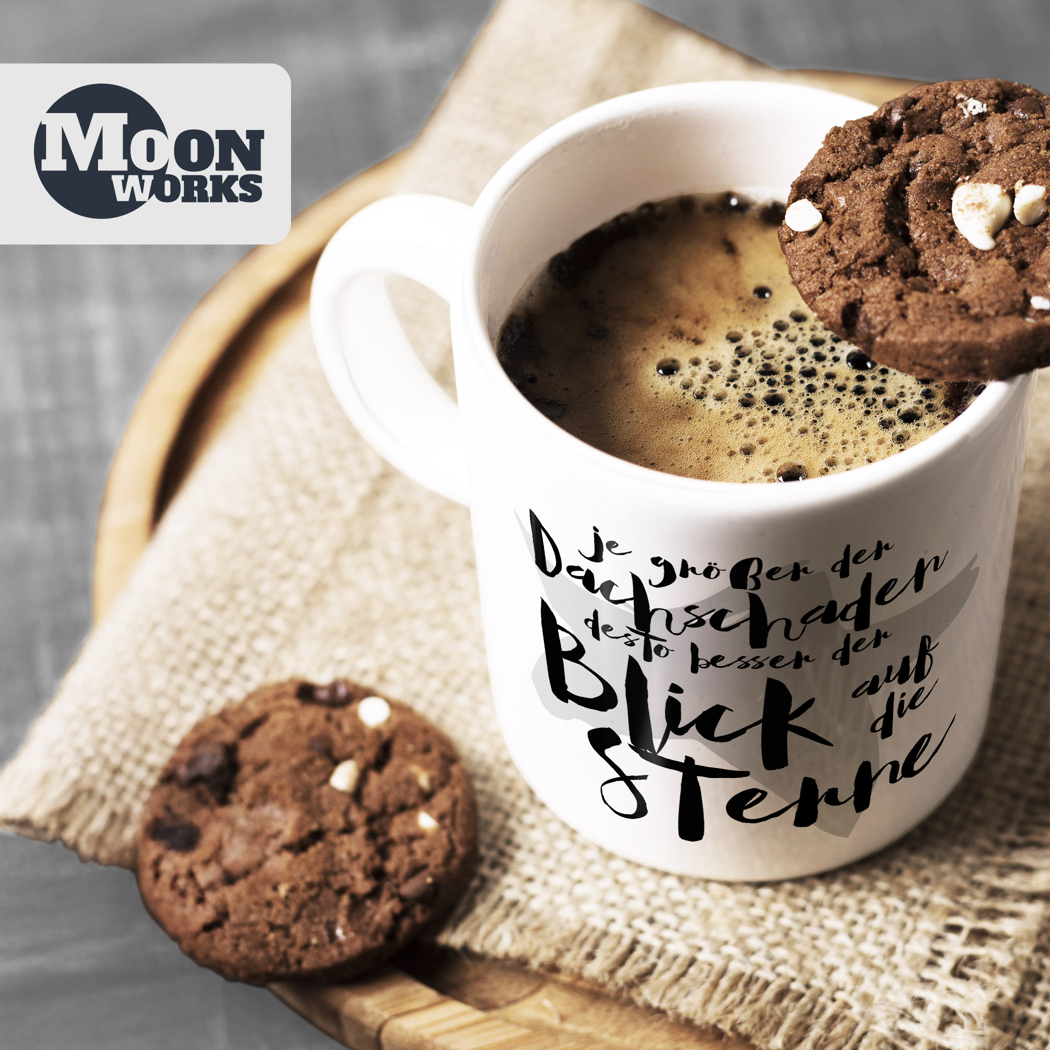 Moonworks Emaille Tasse Mit Spruch 'Je Größer Der Dachschaden, Desto Besser Der Blick Auf Die Sterne' – 300 Ml, Weiß-schwarz