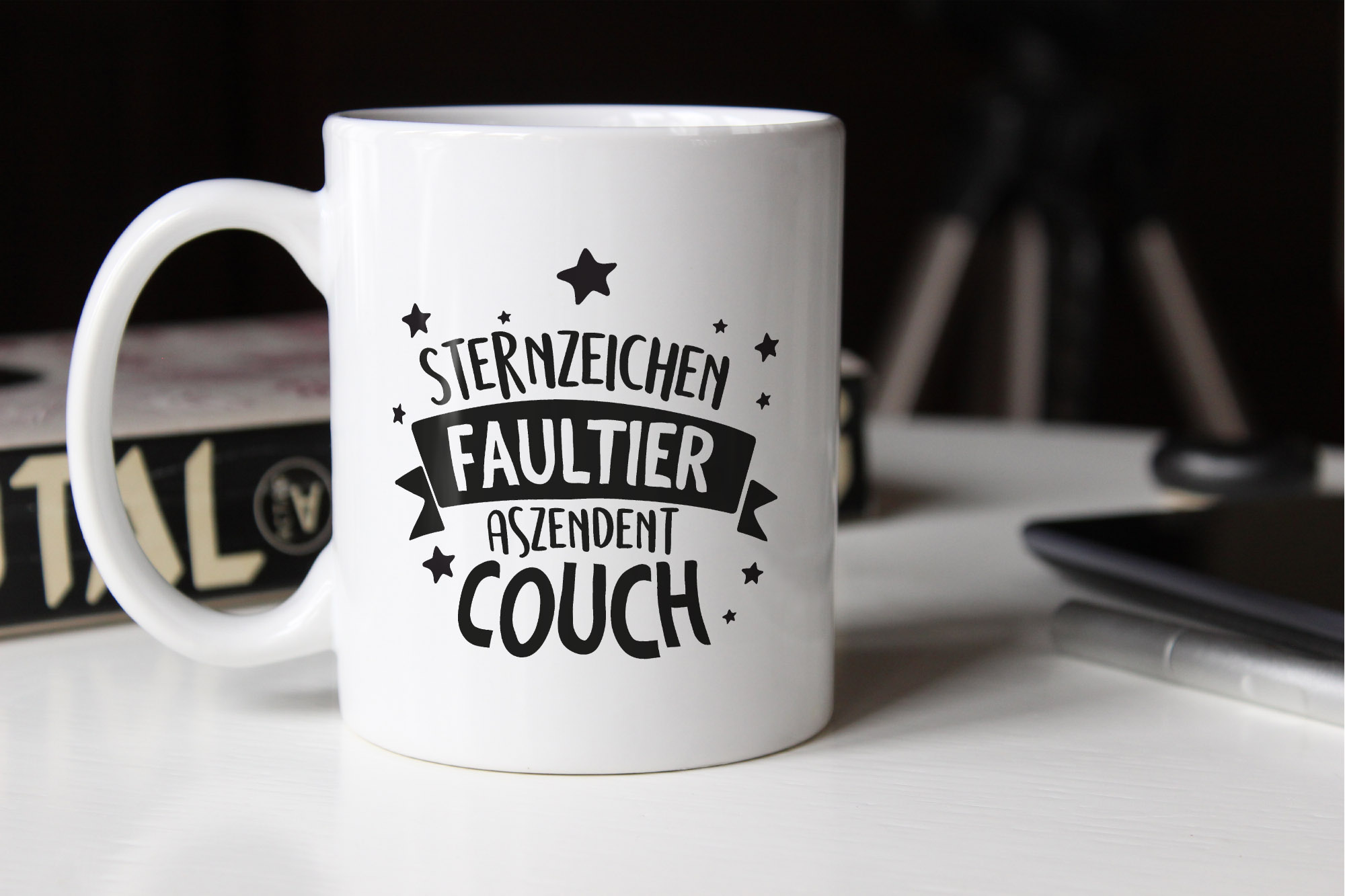 KaffeeTasse mit Spruch lustig Sternzeichen Faultier Aszendent Couch