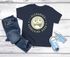 Kinder Jungen T-Shirt Einschulung 2025 mit Name Jahreszahl Smile Gesicht Icon personalisiert Schulkind Geschenkidee Erstklässler SpecialMe®preview