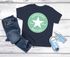 Kinder Jungen T-Shirt Einschulung 2025 mit Namen personalisierbar College-Style Schulkind erste Klasse Geschenkidee Schulanfang SpecialMe®preview