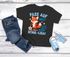 Kinder Jungen T-Shirt Einschulung 2025 Schulkind Fußball Spruch Löwe Fuchs 1. Klasse Geschenkidee Schulanfang SpecialMe®preview