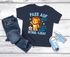 Kinder Jungen T-Shirt Einschulung 2025 Schulkind Fußball Spruch Löwe Fuchs 1. Klasse Geschenkidee Schulanfang SpecialMe®preview