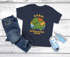 Kinder Jungen T-Shirt Einschulung mit Dino und Schuljahr personalisierbar Geschenk Schulanfang Dinosaurier Liebhaber Moonworks®preview
