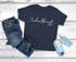 Kinder Jungen T-Shirt Einschulung Schriftzug Schulkind mit Jahreszahl 2026 personalisierbar Geschenk zum Schulanfang SpecialMe®preview