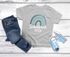 Kinder Jungen T-Shirt Einschulung Schulkind 2023 Regenbogen Aufdruck Geschenk Schulanfang Moonworks®preview