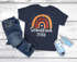 Kinder Jungen T-Shirt Einschulung Schulkind 2023 Regenbogen Aufdruck Geschenk Schulanfang Moonworks®preview