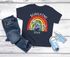 Kinder Jungen T-Shirt Regenbogen Schulkind 2025 mit Name Jahreszahl personalisiert Geschenkidee Erste Klasse SpecialMe®preview