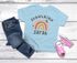 Kinder Mädchen T-Shirt Einschulung 2025 mit Namen Regenbogen Aufdruck Schulkind personalisiert Schulanfang Moonworks®preview