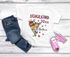 Kinder Mädchen T-Shirt Einschulung 2025 mit Namen Schulkind anpassbare Jahreszahl Schultüte Strichmännchen personalisierbar SpecialMe®preview
