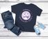Kinder Mädchen T-Shirt Schulanfang 2025 mit Name Jahreszahl Smile Gesicht Icon personalisiert Schulkind Geschenkidee Erste Klasse SpecialMe®preview
