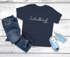 Kinder T-Shirt Jungen Einschulung 2026 Schriftzug Schulkind personalisierbar mit Name Geschenk zum Schulanfang SpecialMe®preview