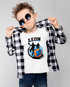 Kinder T-Shirt Jungen mit {style_variation_string} Design und Wunschname personalisierte Geschenke {replace1} Moonworks®preview
