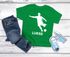 Kinder T-Shirt Jungen personalisiert Wunschname Fußballer Aufdruck Sportshirt Geschenk für Jungen Moonworks®preview