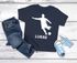 Kinder T-Shirt Jungen personalisiert Wunschname Fußballer Aufdruck Sportshirt Geschenk für Jungen Moonworks®preview
