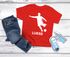 Kinder T-Shirt Jungen personalisiert Wunschname Fußballer Aufdruck Sportshirt Geschenk für Jungen Moonworks®preview
