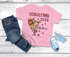 Kinder T-Shirt Mächen Schulanfang {style_variation_string} Jahreszahl Einschulungsshirt mit Strichzeichnung Name Jahreszahl personalisiert Geschenkidee Schulstart 2026 Erste Klasse SpecialMe®preview