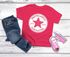 Kinder T-Shirt Mädchen Einschulung 2025 Schulkind Stern Schriftzug Erstklassig Geschenk Schulanfang Moonworks®preview