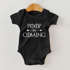 Kurzarm Baby Body Poop Is Coming lustig Spruch Baby Onesie Bio-Baumwolle Moonworks®preview
