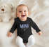 Langarm Baby Body Schriftzug Mini personalisiert mit Familienname Wunschname Geschenk Geburt Bio-Baumwolle SpecialMe®preview