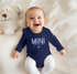Langarm Baby Body Schriftzug Mini personalisiert mit Familienname Wunschname Geschenk Geburt Bio-Baumwolle SpecialMe®preview