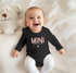Langarm Baby Body Schriftzug Mini personalisiert mit Familienname Wunschname Geschenk Geburt Bio-Baumwolle SpecialMe®preview