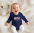 Langarm Baby Body Schriftzug Mini personalisiert mit Familienname Wunschname Geschenk Geburt Bio-Baumwolle SpecialMe®preview