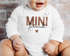 Langarm Baby Body Schriftzug Mini personalisiert mit Familienname Wunschname Geschenk Geburt Bio-Baumwolle SpecialMe®preview